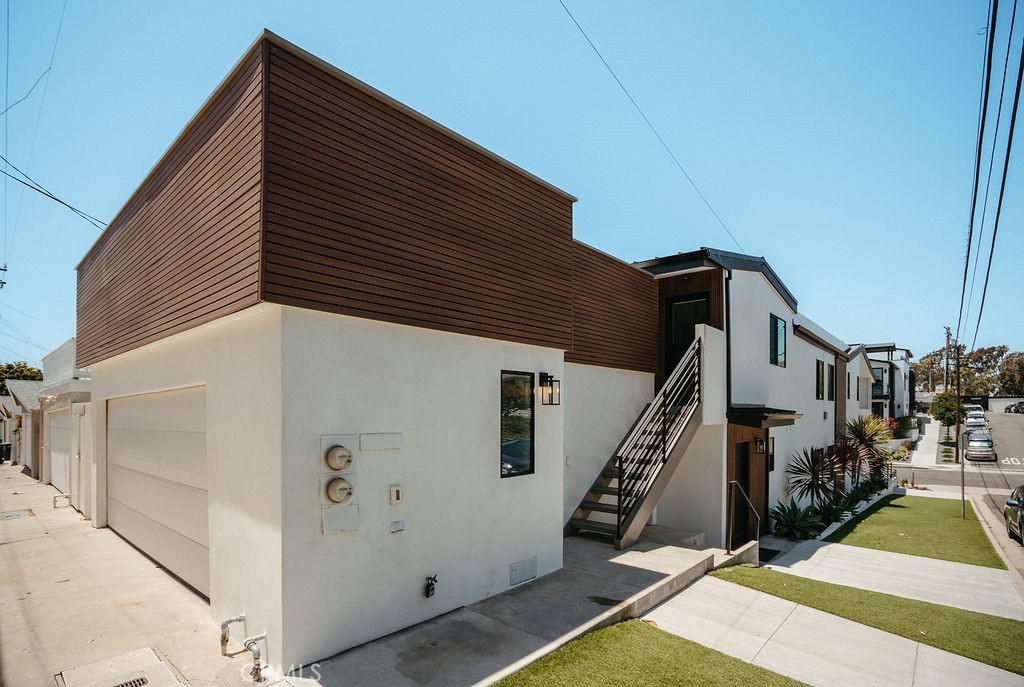 Rear elevation and oversized garage at 520 Iris Ave